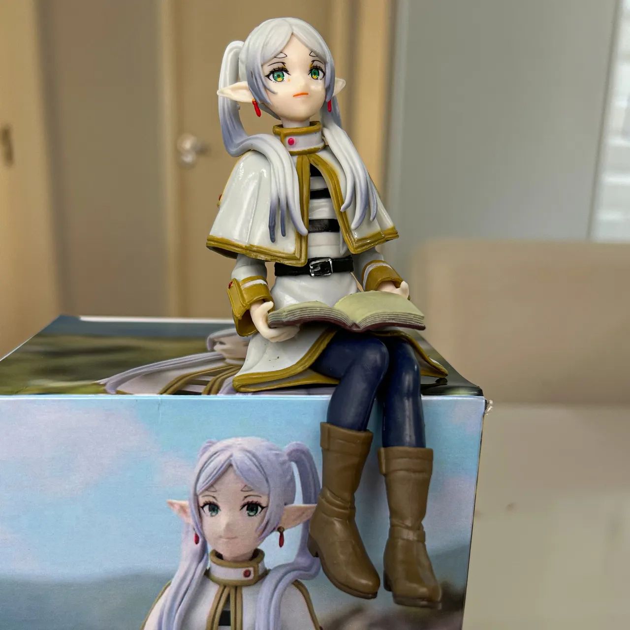 Action Figure Frieren 13 cm Boneca sentada