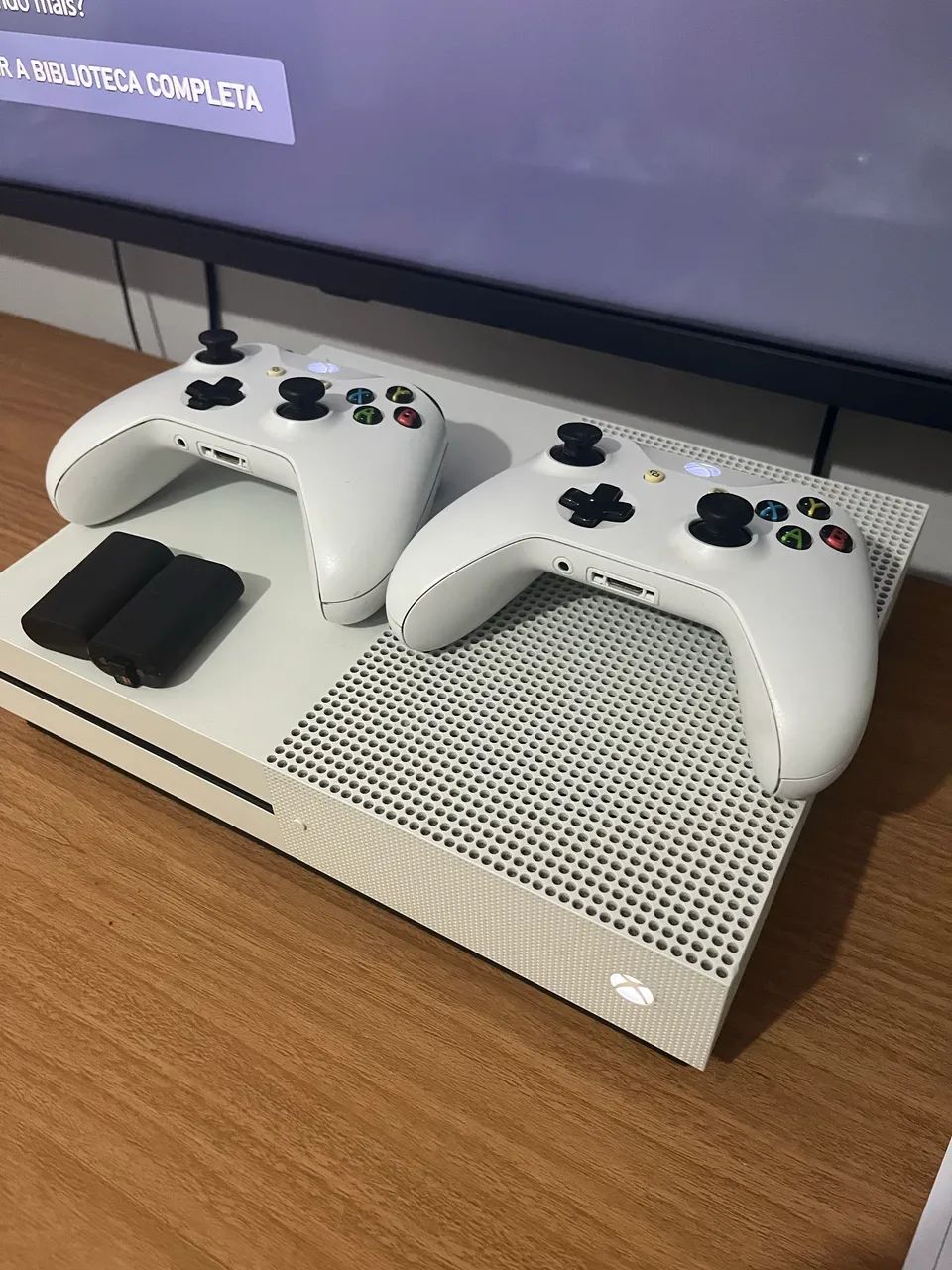Xbox One S | 1TB | 2 controles  - Foto 2