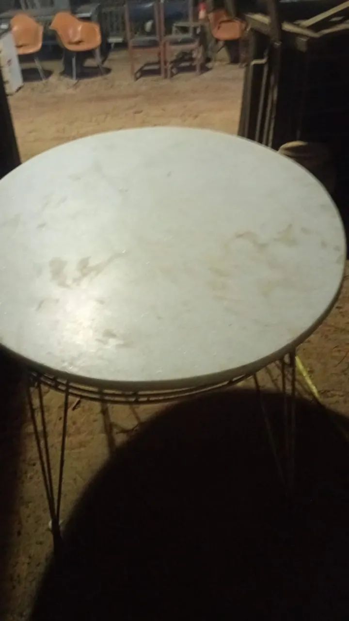 Mesa oval 6 lugares Vintage com Tampo de Mármore Branco Maciço e Pés de Ferro - Foto 3