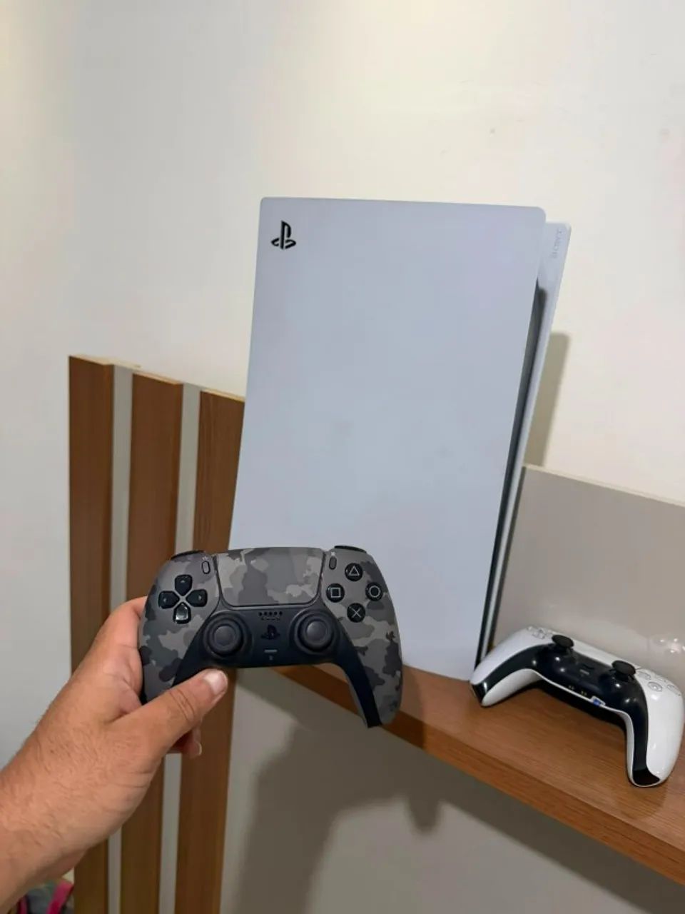 PS5 com 2 controles 