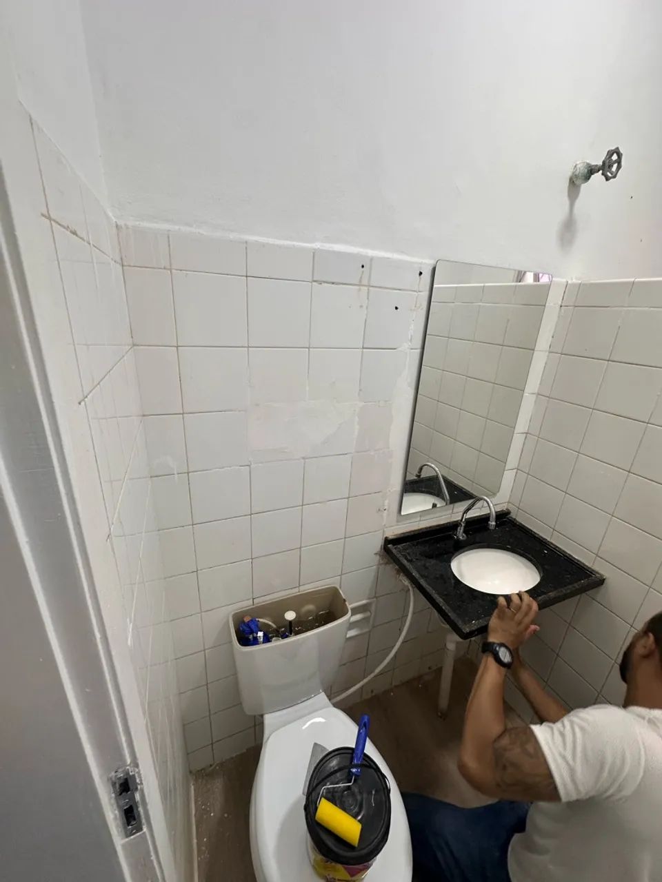 Aplicação de papel de parede e adesivo 