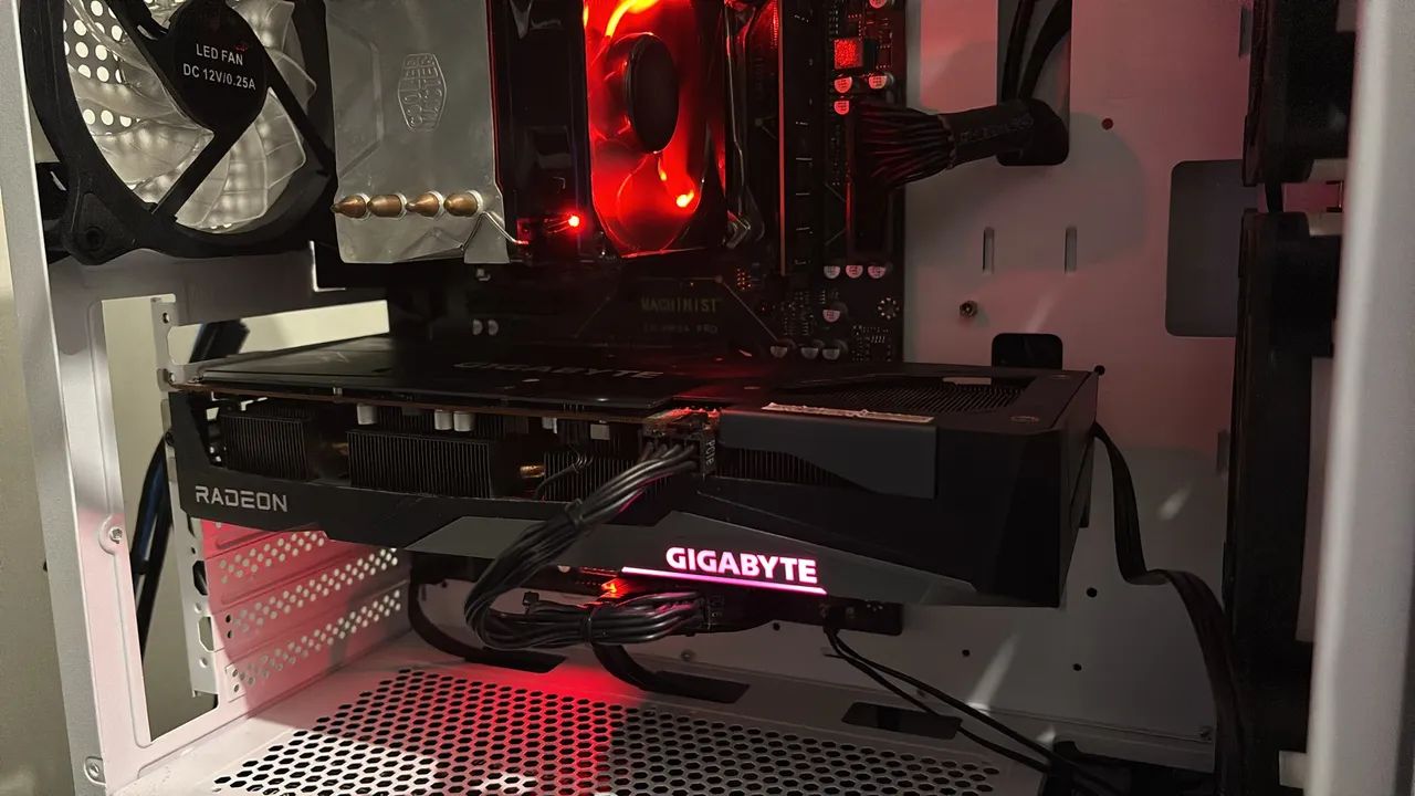 Placa de Vídeo RX 7600 Gigabyte  - Foto 4