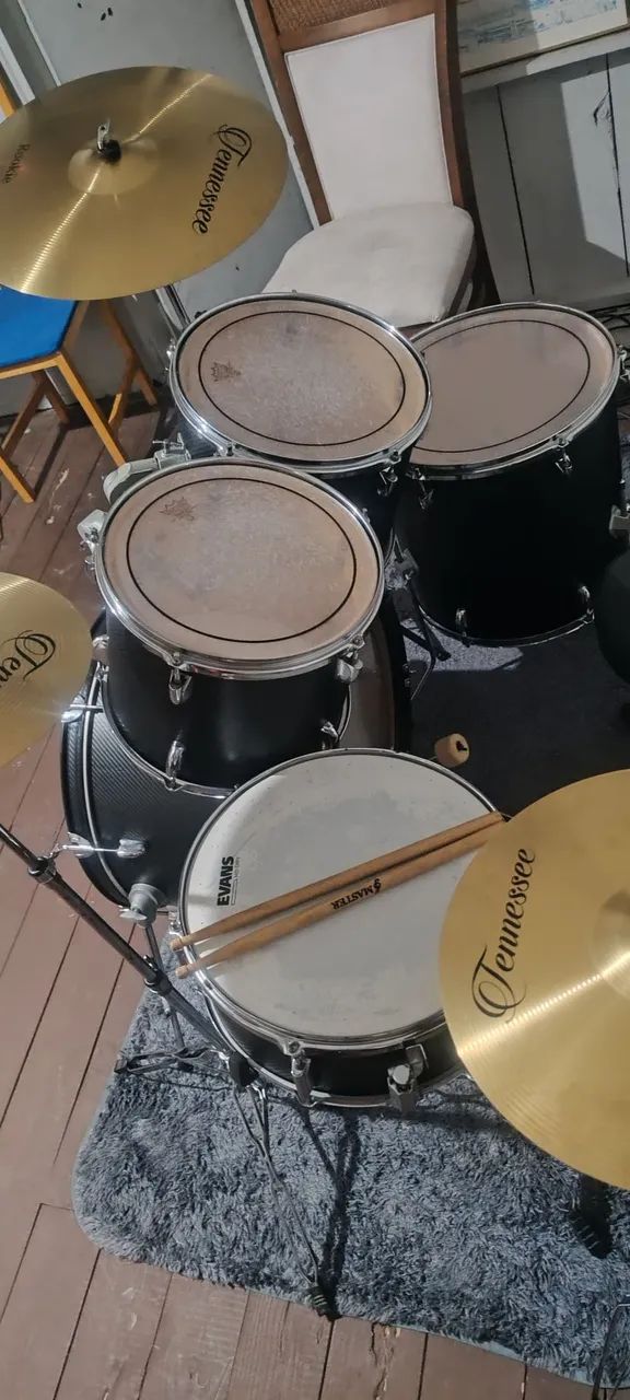 Bateria acústica.