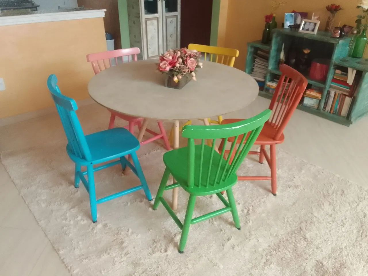 Mesa com 5 cadeiras em bom estado 