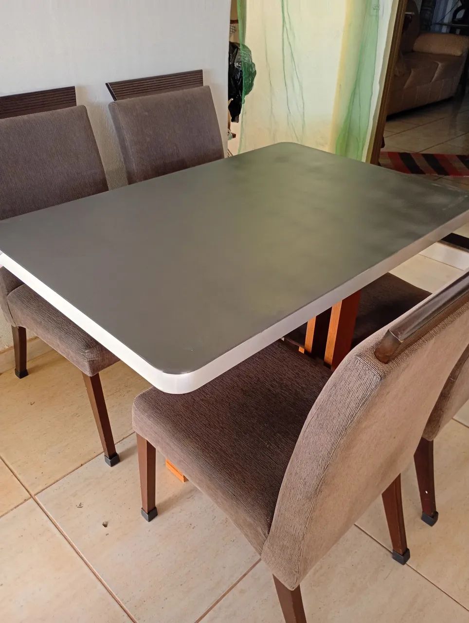 Mesa com 4 cadeiras pés de madeira entrego  - Foto 3