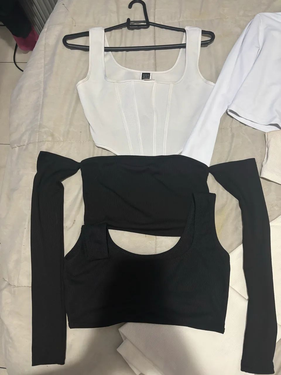 Lote roupas femininas blusinhas e conjunto  - Foto 2