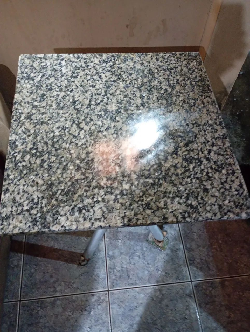 MESA COM TAMPO DE GRANITO