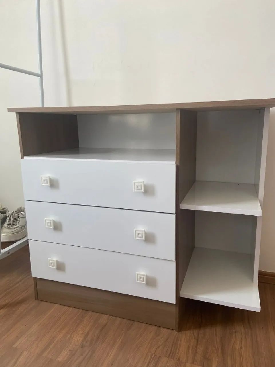 Cômoda em MDF branca e marrom
