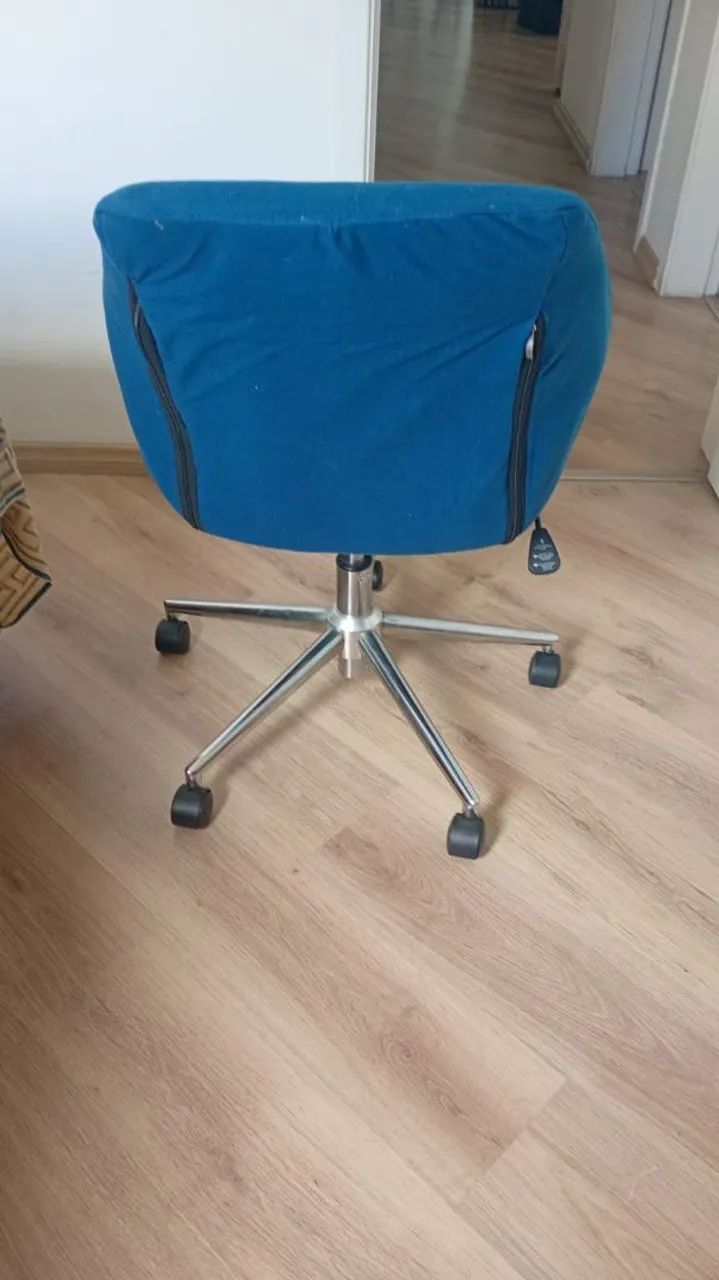 Cadeira tipo poltrona giratoria - Foto 4