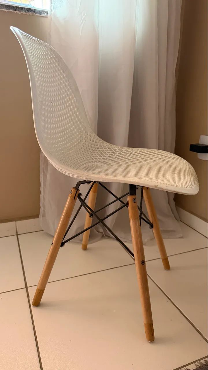 Kit com 3 Cadeiras Estilo Eames Brancas - Pés de Madeira - Foto 4