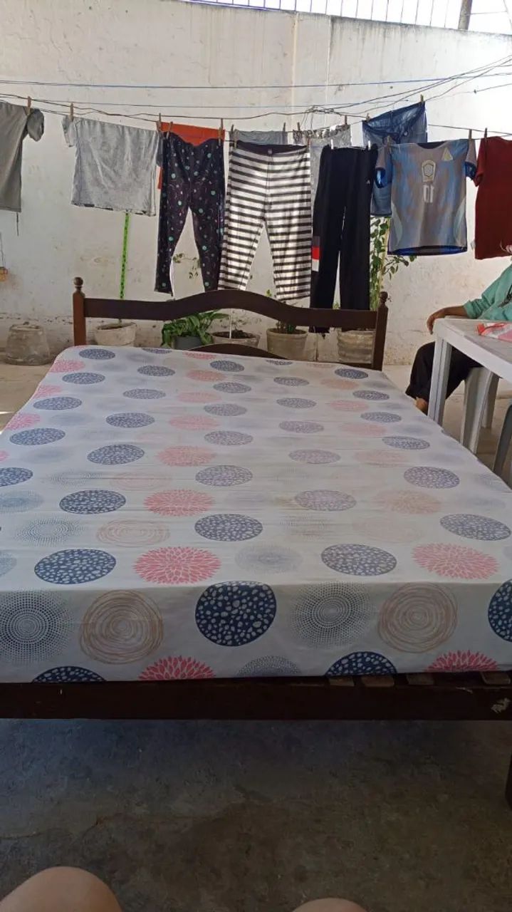 Cama casal em madeira com colchão 