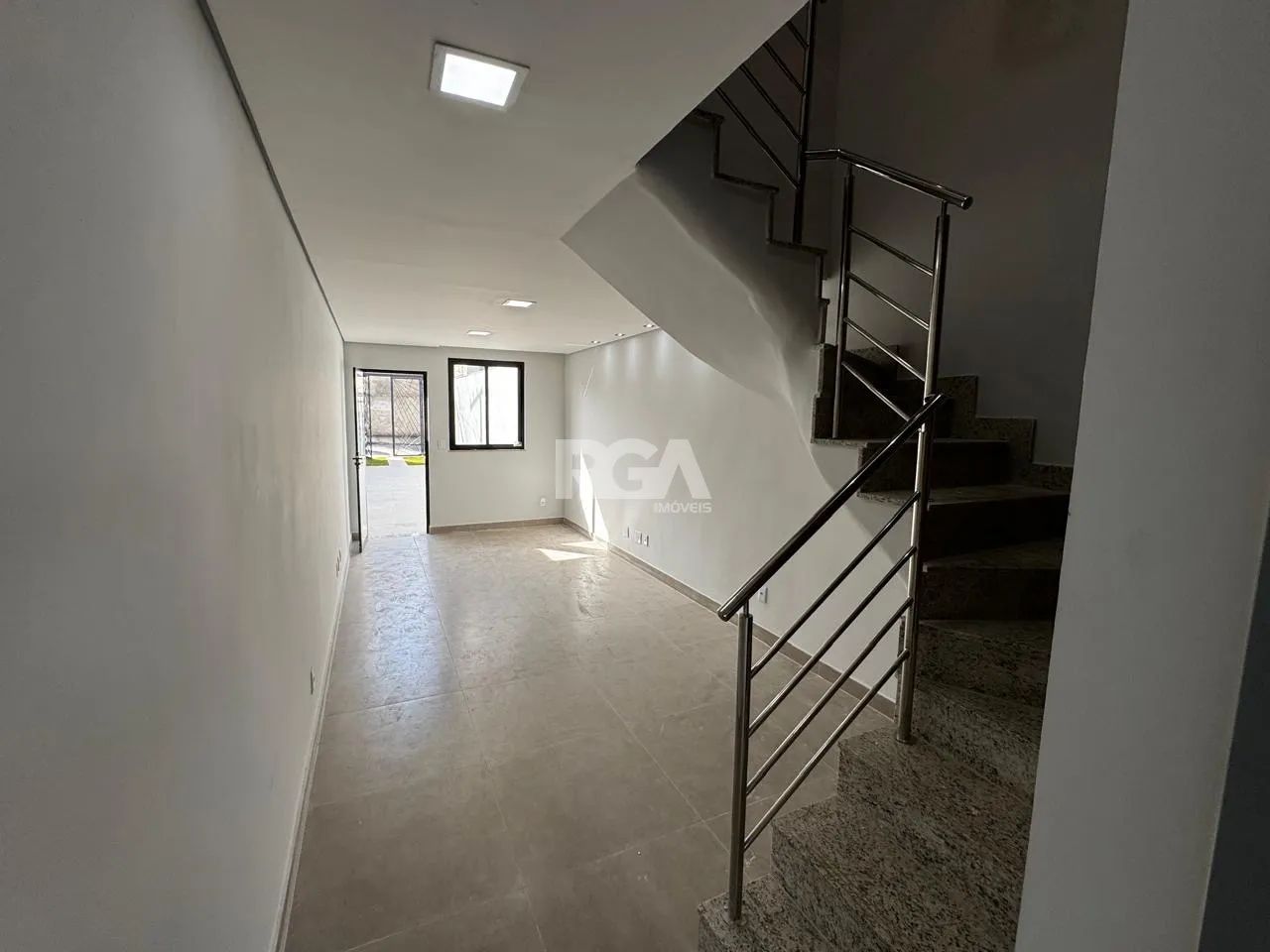 CASA GEMINADA DUPLEX COM 2 SUÍTES E QUINTAL  COPACABANA - Foto 3