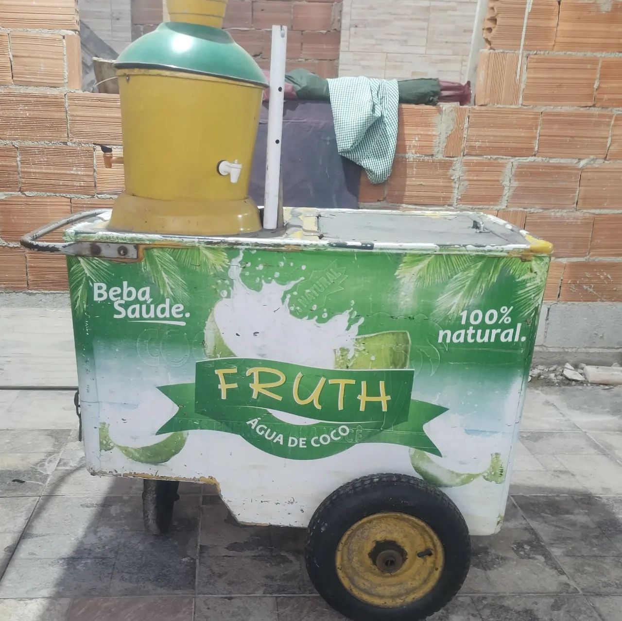 CARRINHO DE ÁGUA DE COCO.