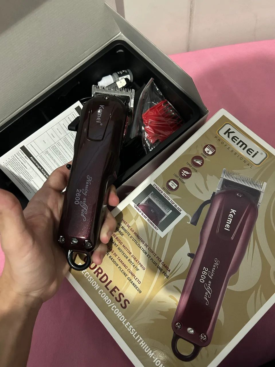 Maquina de cortar cabelo kemei2600 - Foto 2