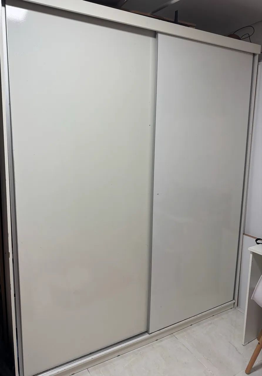 Guarda roupa porta de correr