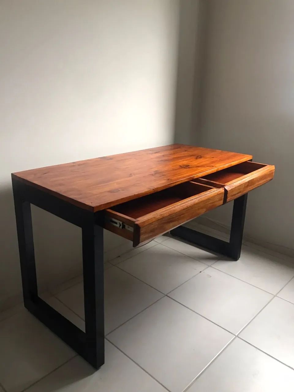 Mesa com gavetas