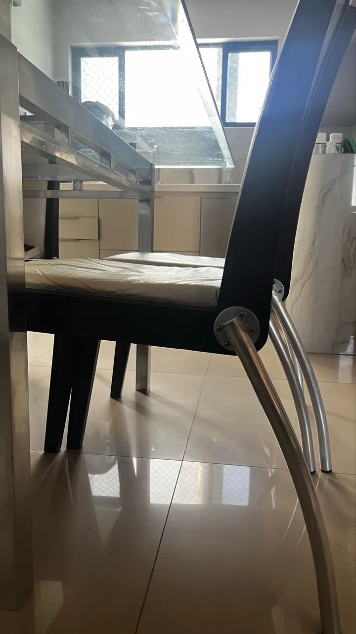 Mesa e Conjunto de Quatro Cadeiras - Foto 3