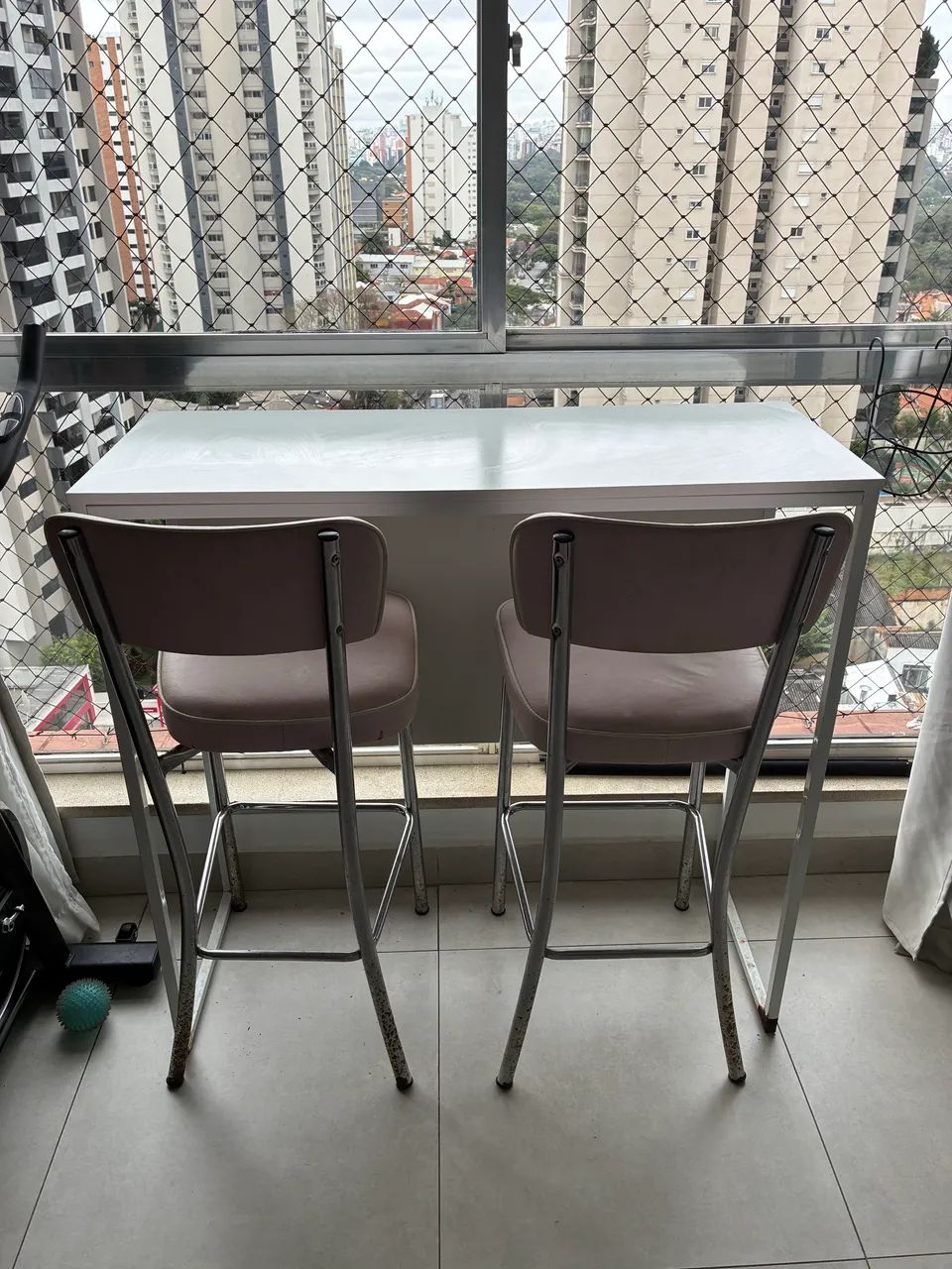 Mesa alta com banquetas de brinde