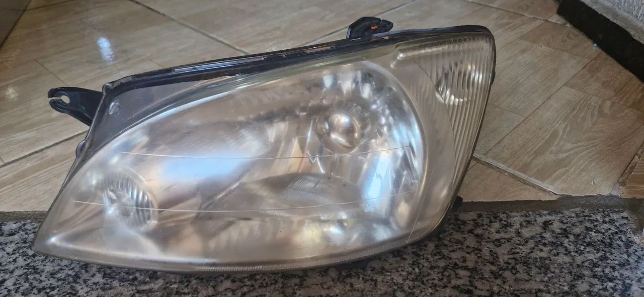 Farol esquerdo corsa classic 2011 