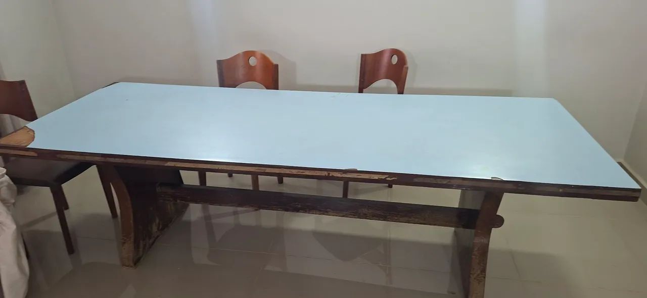 Mesa de madeira maciça com cadeiras - Foto 2