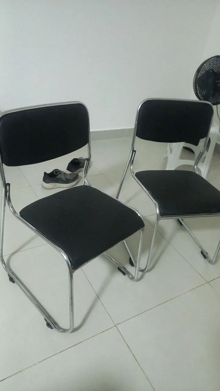 Conjunto de 2 cadeiras de metal com assento e encosto acolchoado - Foto 2