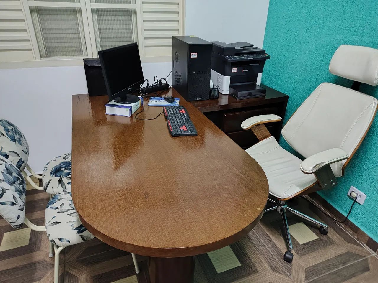 Mesa de madeira maciça em L com gaveteiro com rodinhas  - Foto 2