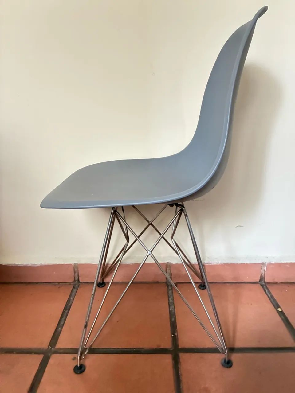 Kit com 4 Cadeiras de Plástico cinza - Foto 2