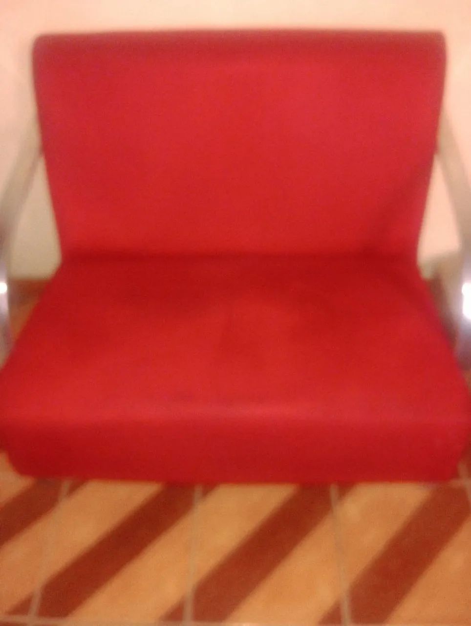 Sofa vermelho de dois lugares mais as poltronas 2