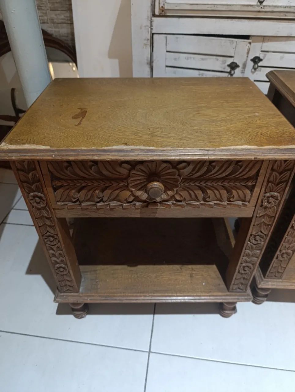Mesa de cabeceira antiga - Foto 3