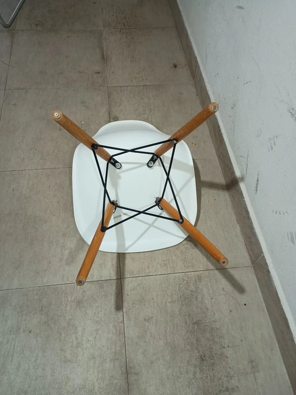 Cadeira branca com base em madeira  - Foto 5