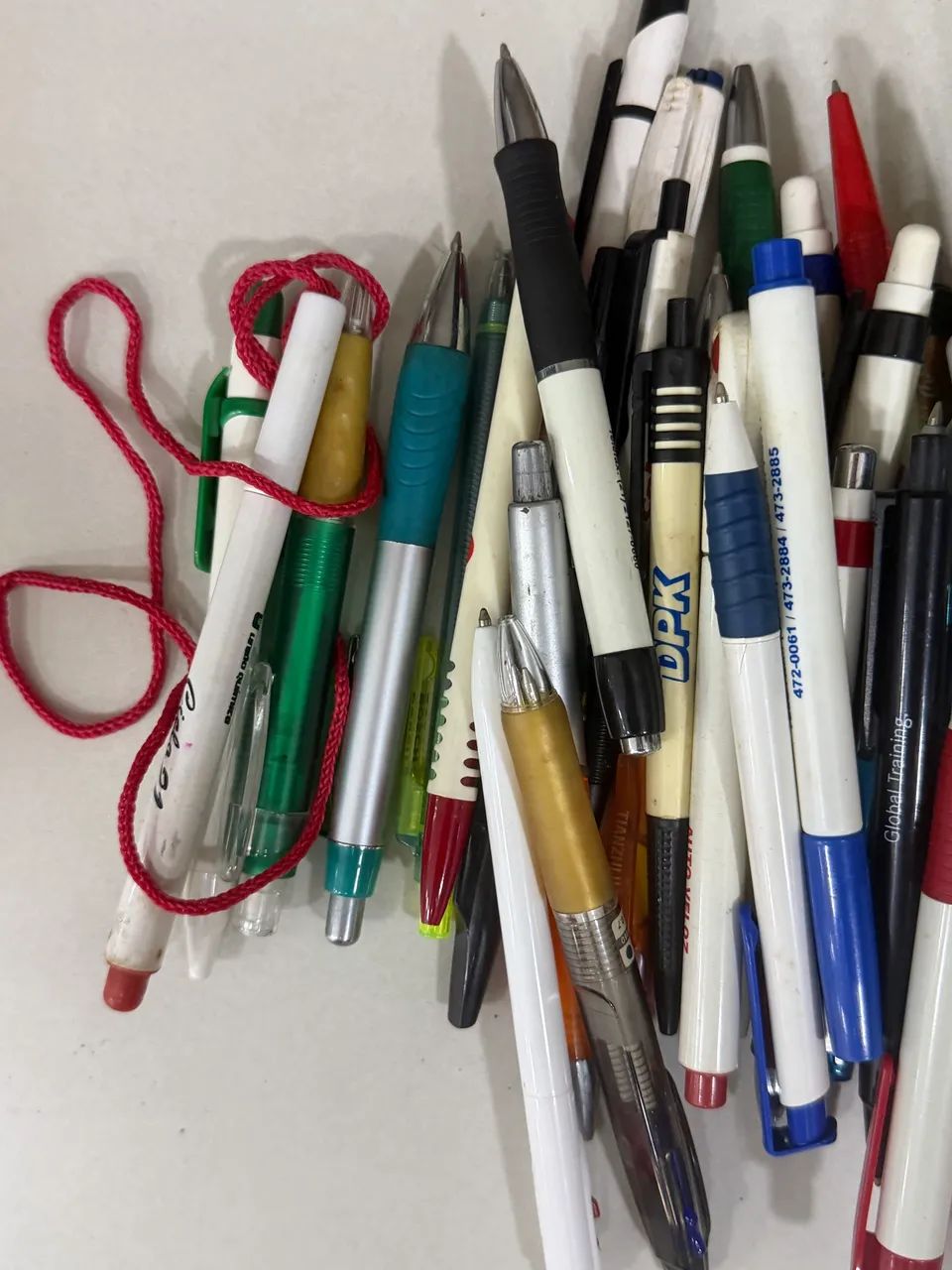 Lote contendo 60 canetas antigas de diversos modelos, cores e marcas. - Foto 4