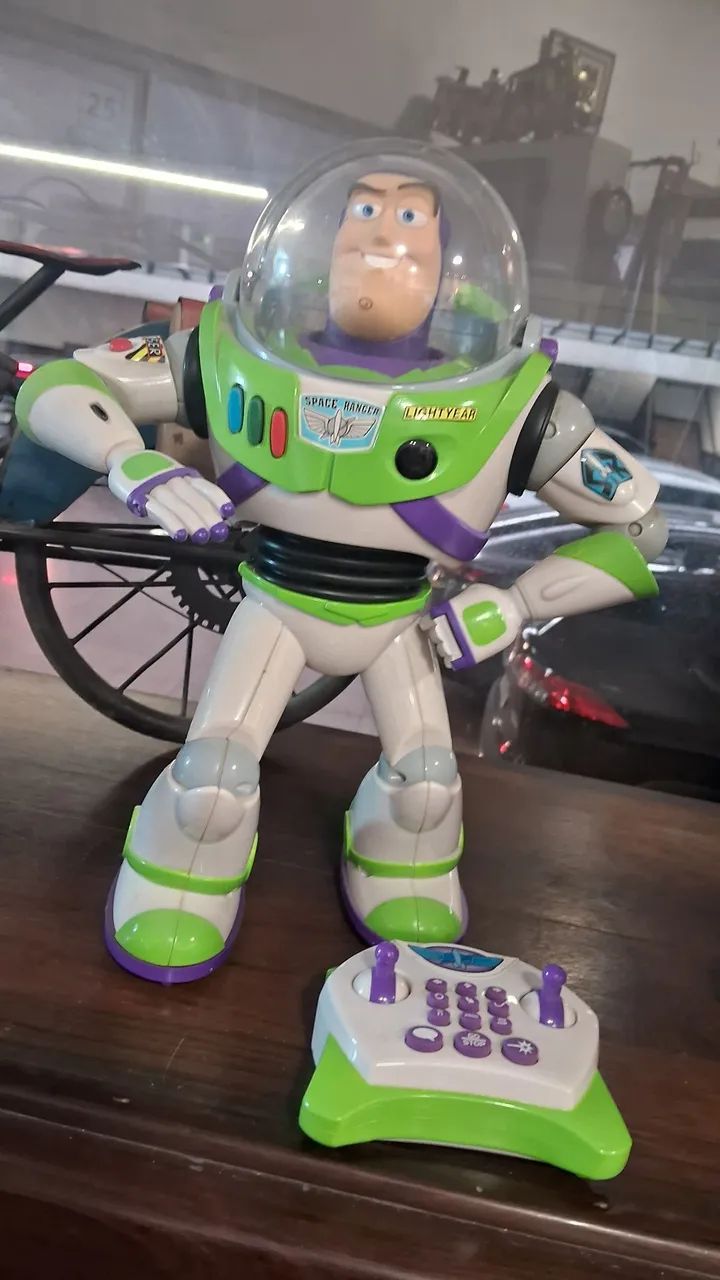Boneco interativo U-Command Buzz Lightyear com controle remoto, - Foto 3