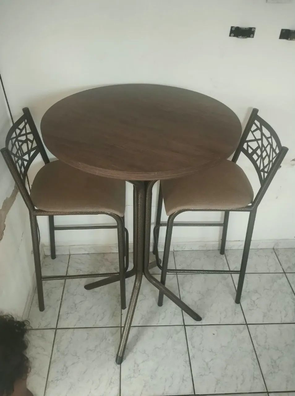 Mesa estilo bancada com 2 cadeiras  - Foto 2