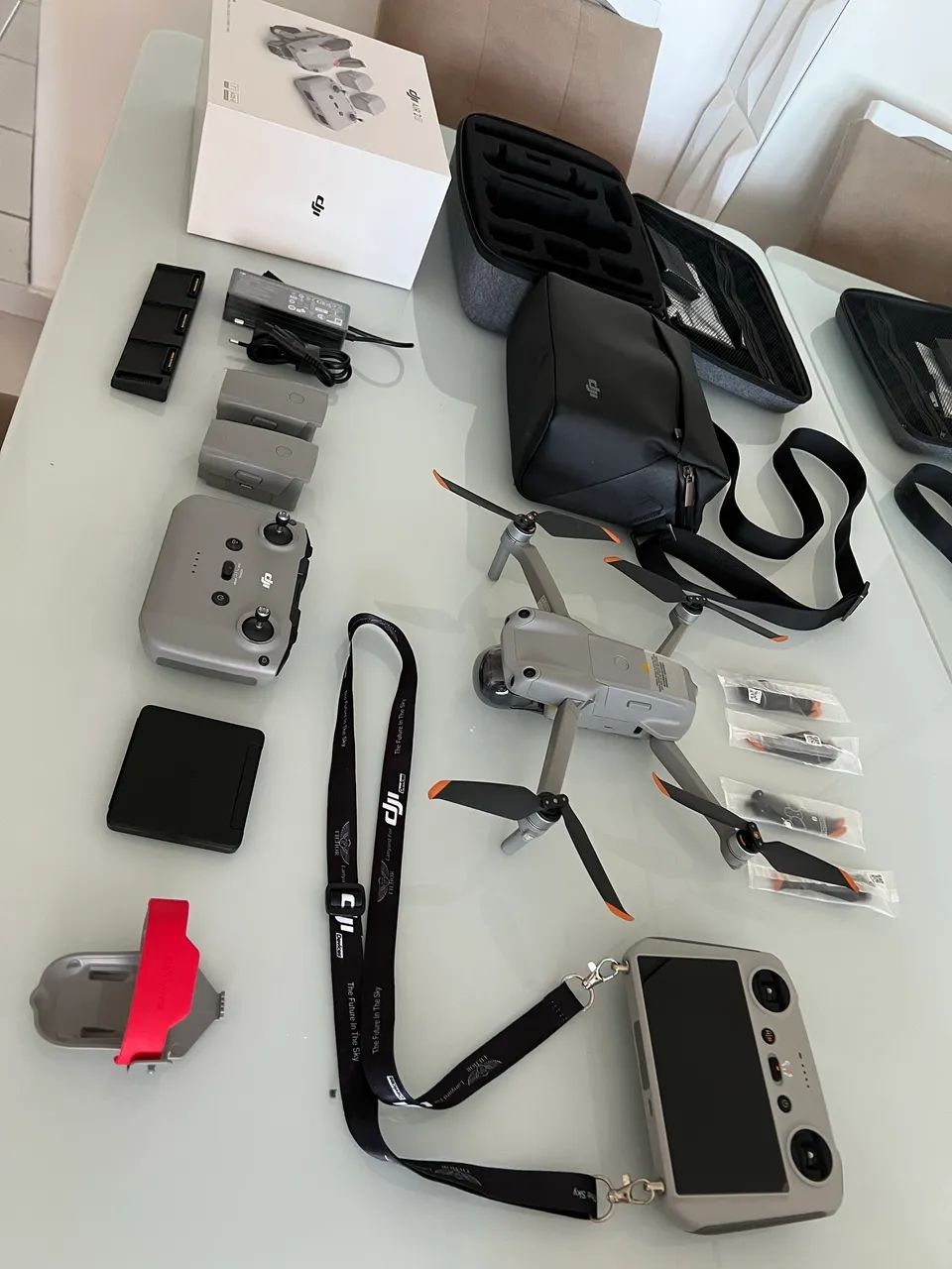 DJI Air 2S Fly More Combo - Kit Completo com 2 Controles e 3 Baterias - Foto 3