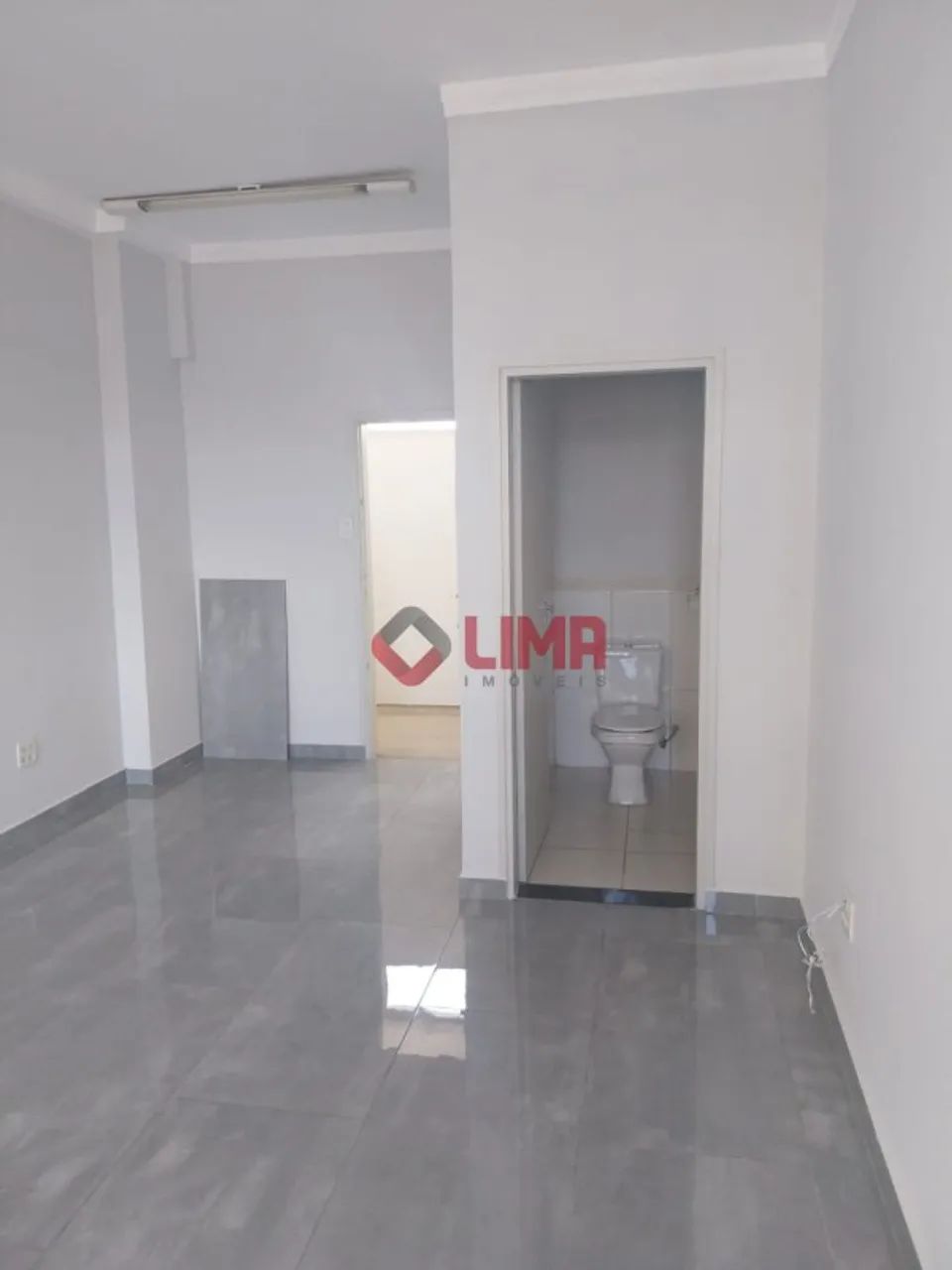 EXCELENTE SALA COMERCIAL INTEIRINHA REFORMADA NO EDIFÍCIO PIONEIRO - BAURU / SP