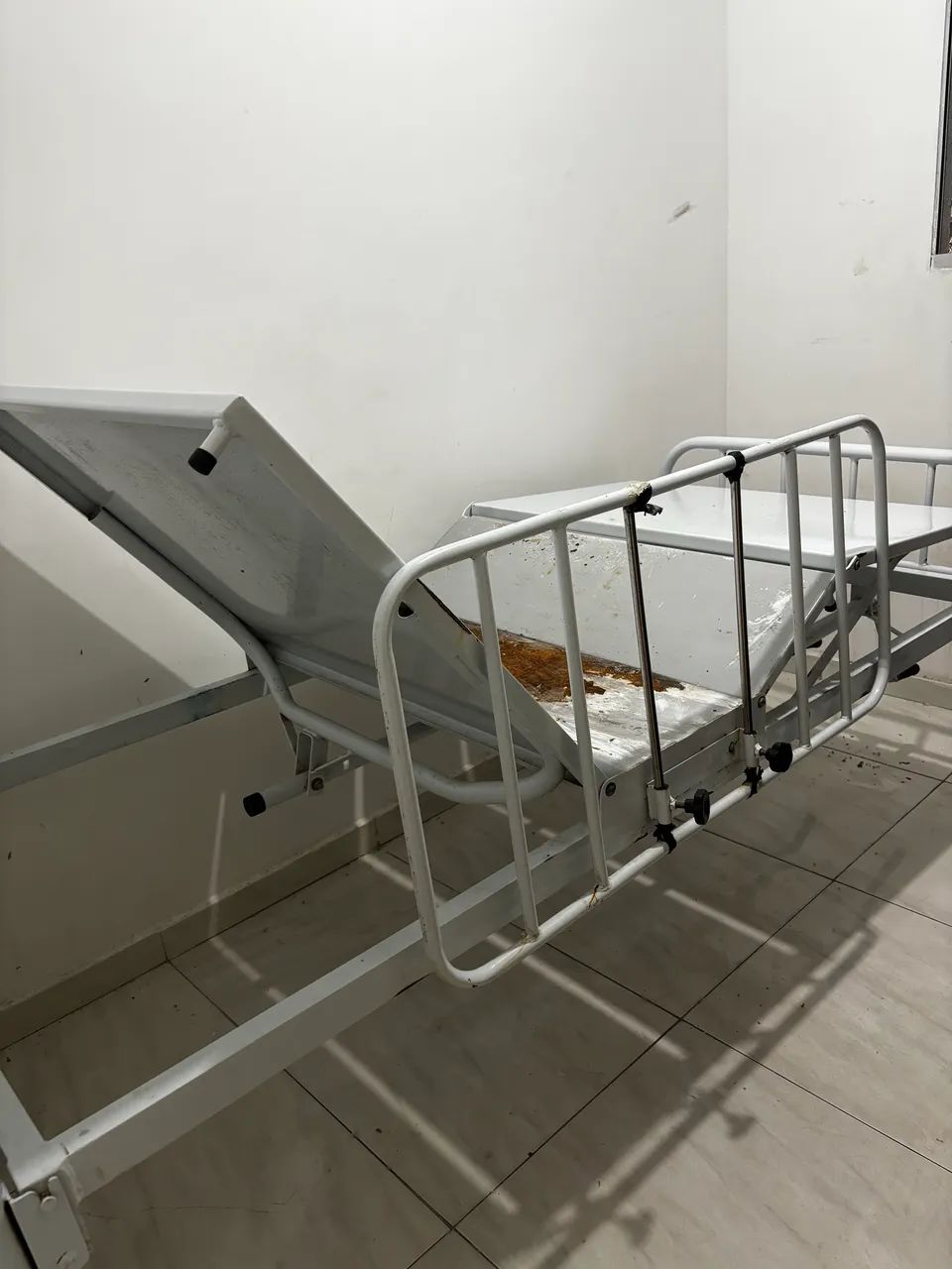 Cama hospitalar ajustável 
