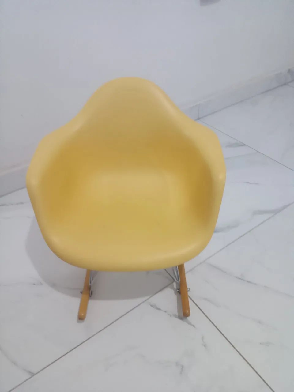 Cadeira infantil confortável que balança.