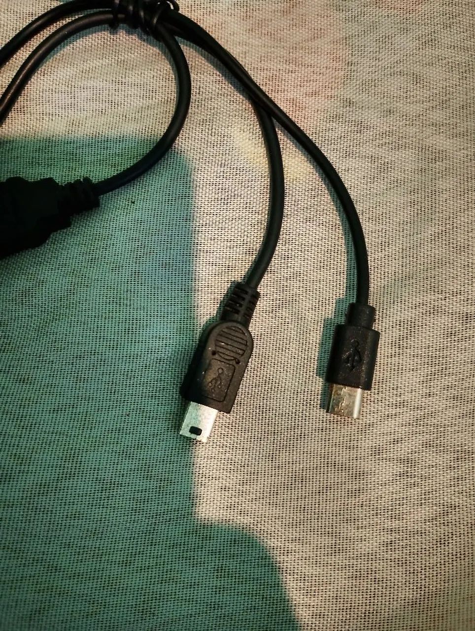 Cabos USB-A ? Micro-USB.