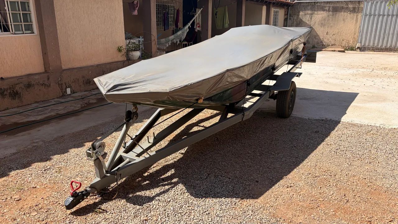 Vendo conjunto de barco 5m e carretinha emplacada - Foto 2