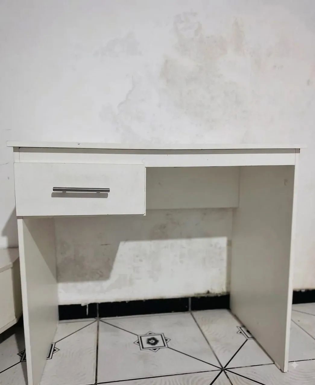 Mesa escrivaninha com gaveta - Branca - Foto 4