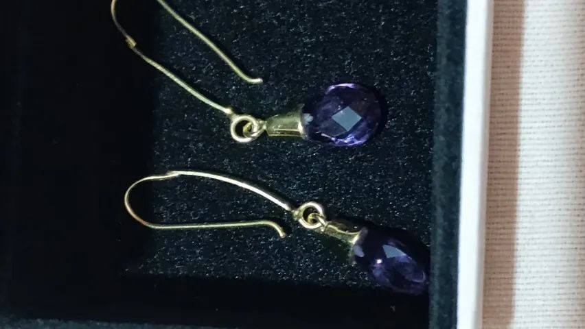 Brinco de ouro 18 com pedra de ametista 