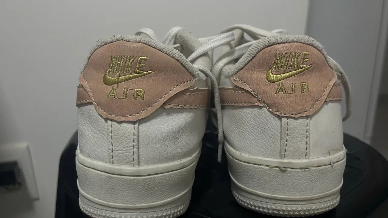 Tênis Nike Air Force Branco com Detalhes Rosa e Dourado - Foto 3