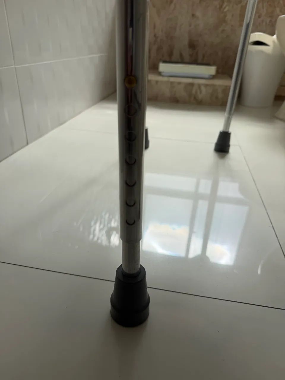 Assento sanitário elevado com barra apoio lateral ajustável  - Foto 4