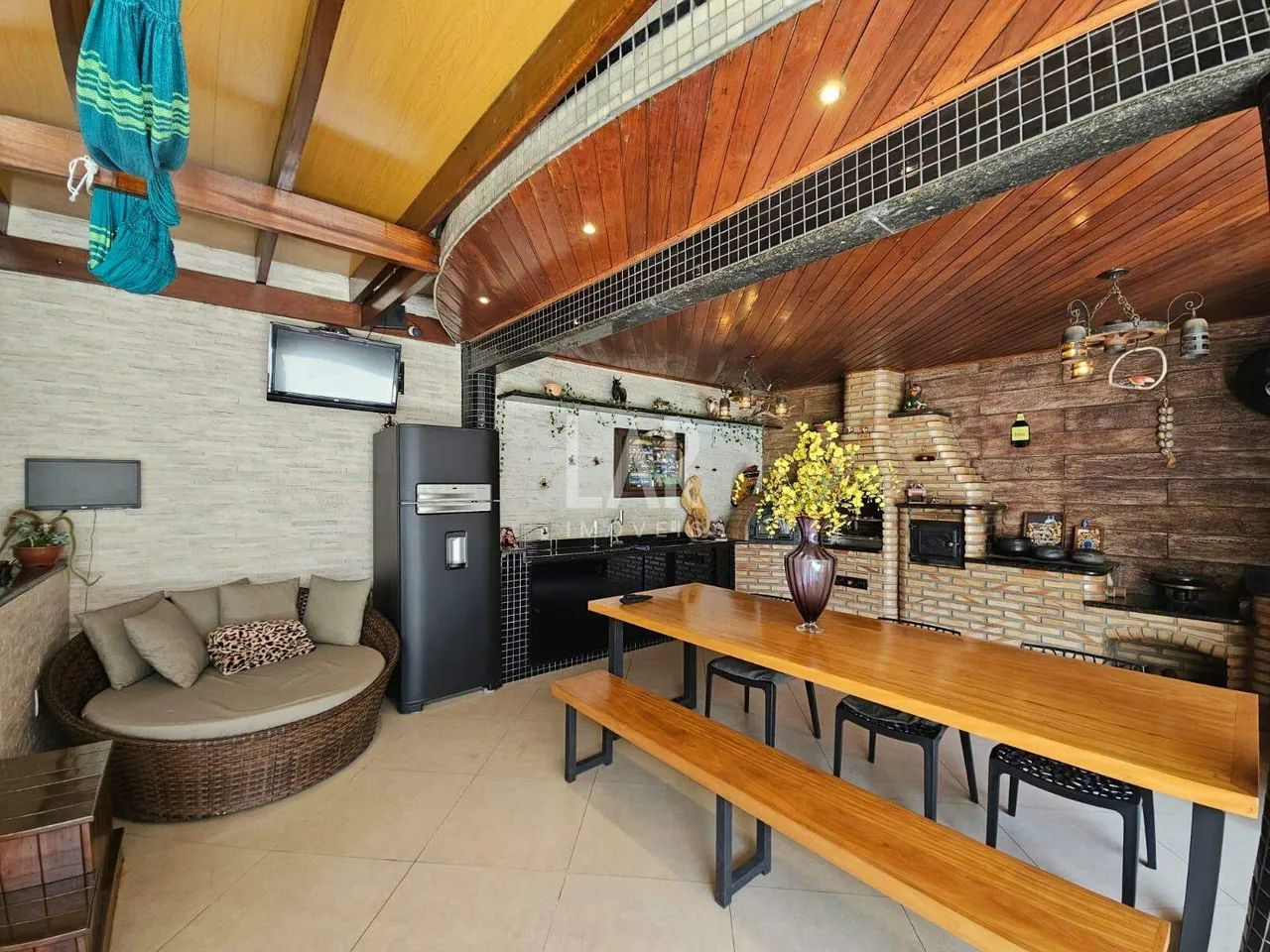 Área privativa de 4 quartos, 2 suítes, 6 vagas! - Foto 2