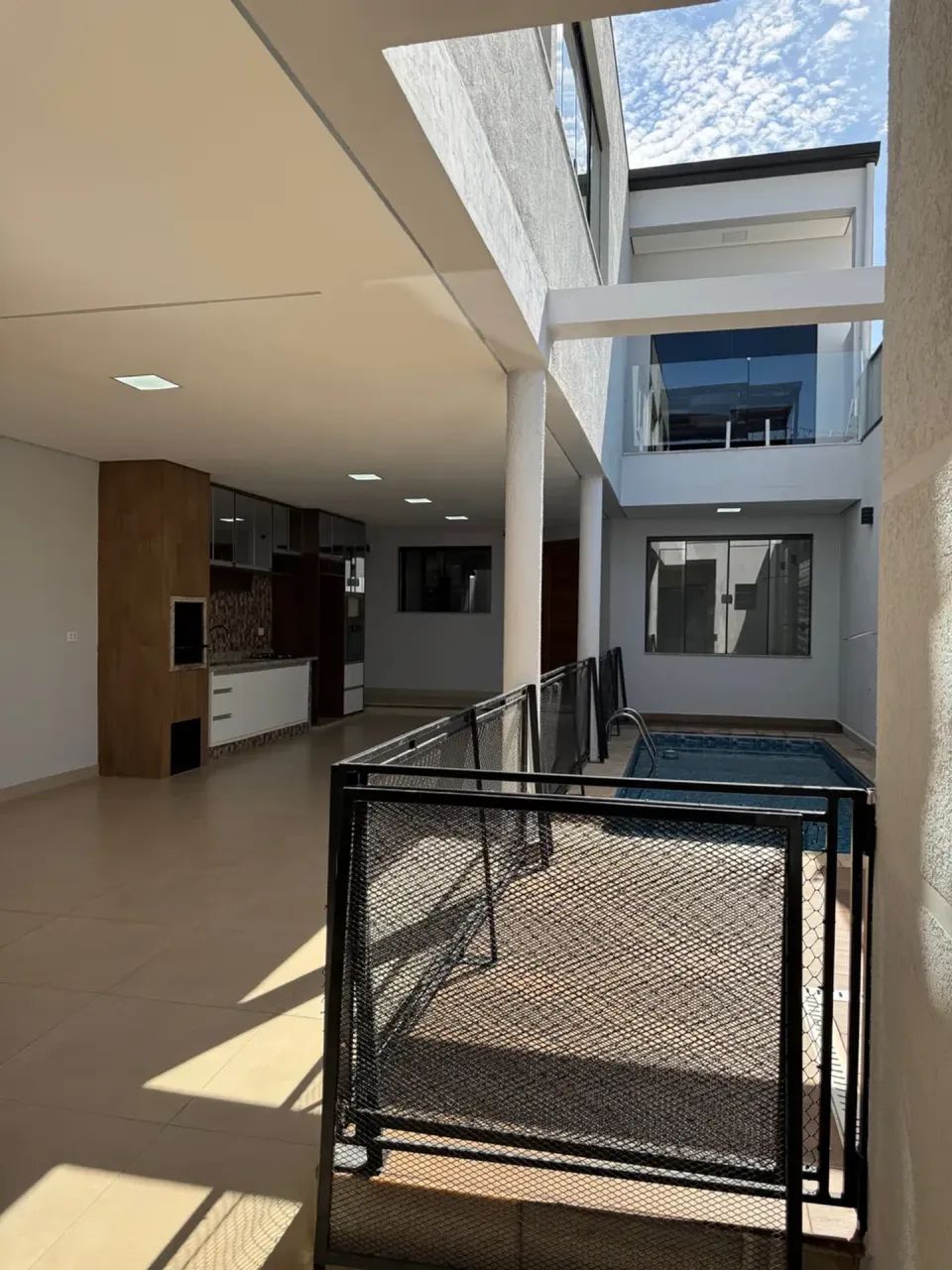 Casa para venda tem 285 metros quadrados com 4 quartos - Foto 2