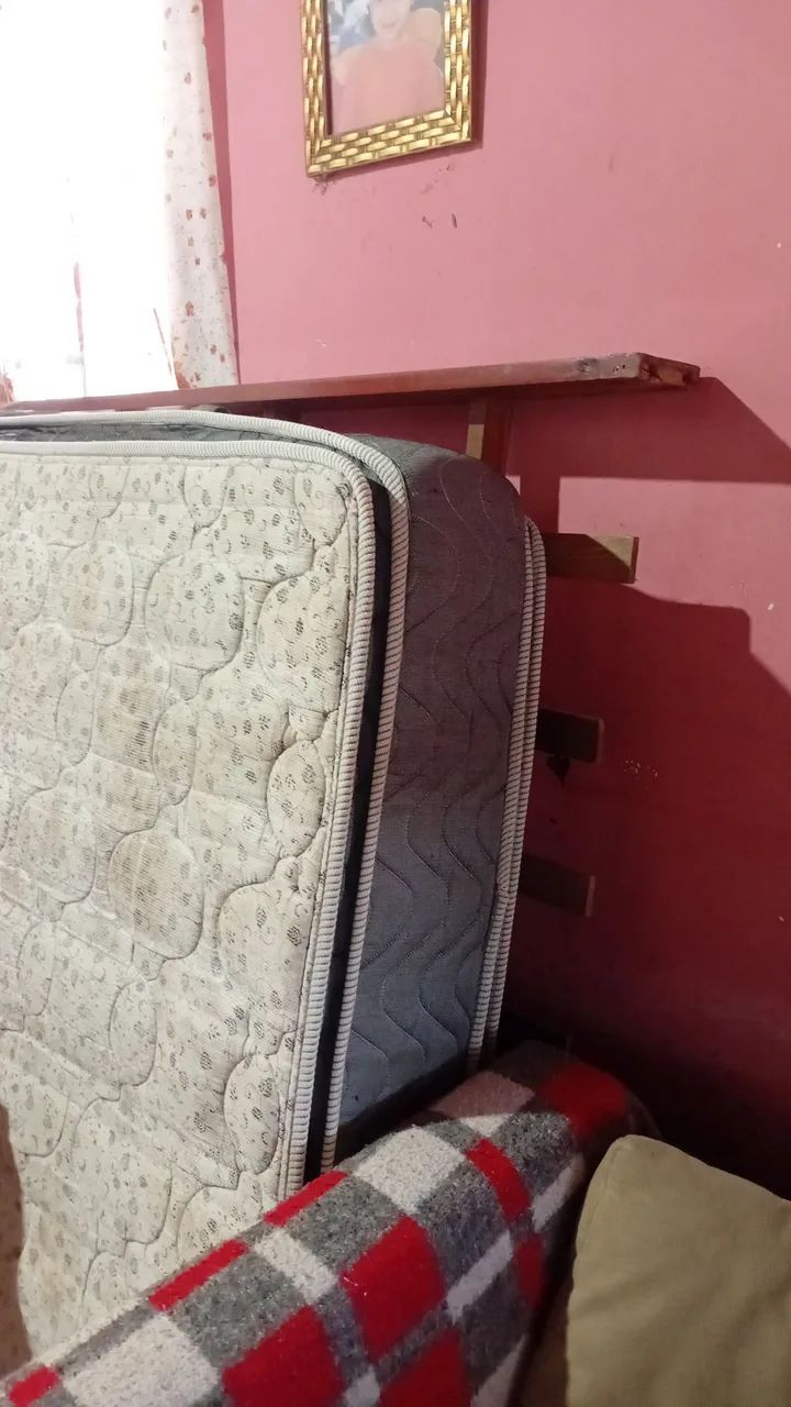 Cama de madeira maciça e colchão - Foto 2