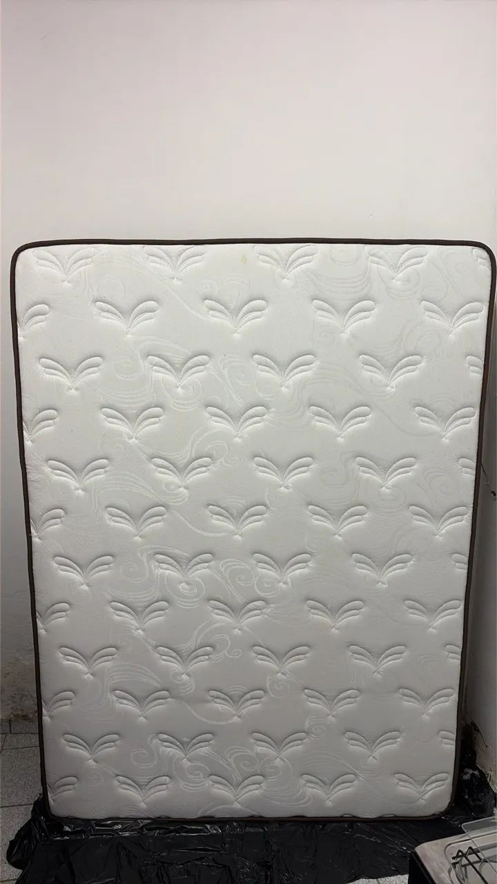 CAMA BOX À VENDA  Cama box em ótimo estado, confortável e pronta para uso!