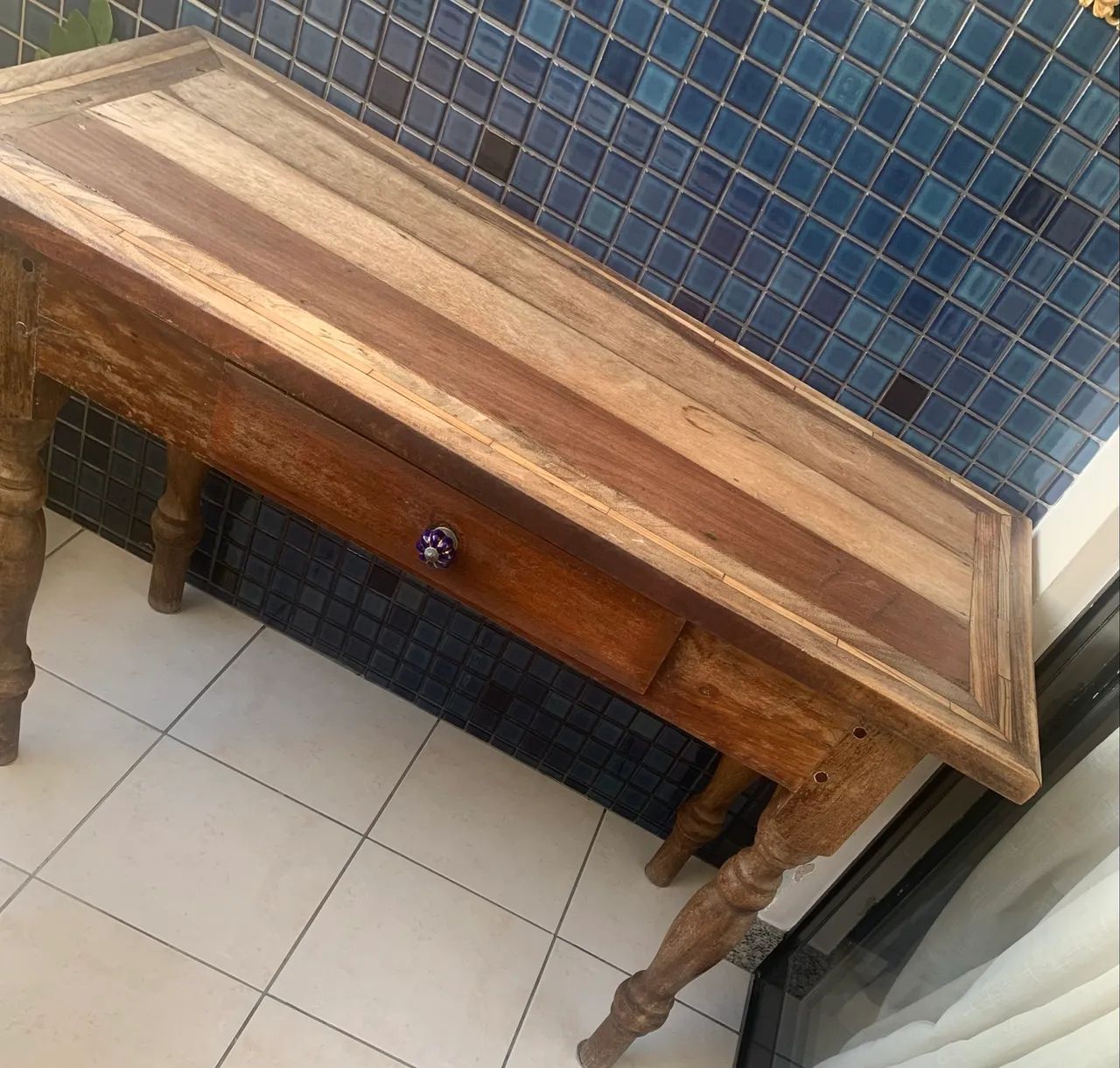 Mesa de madeira maciça 