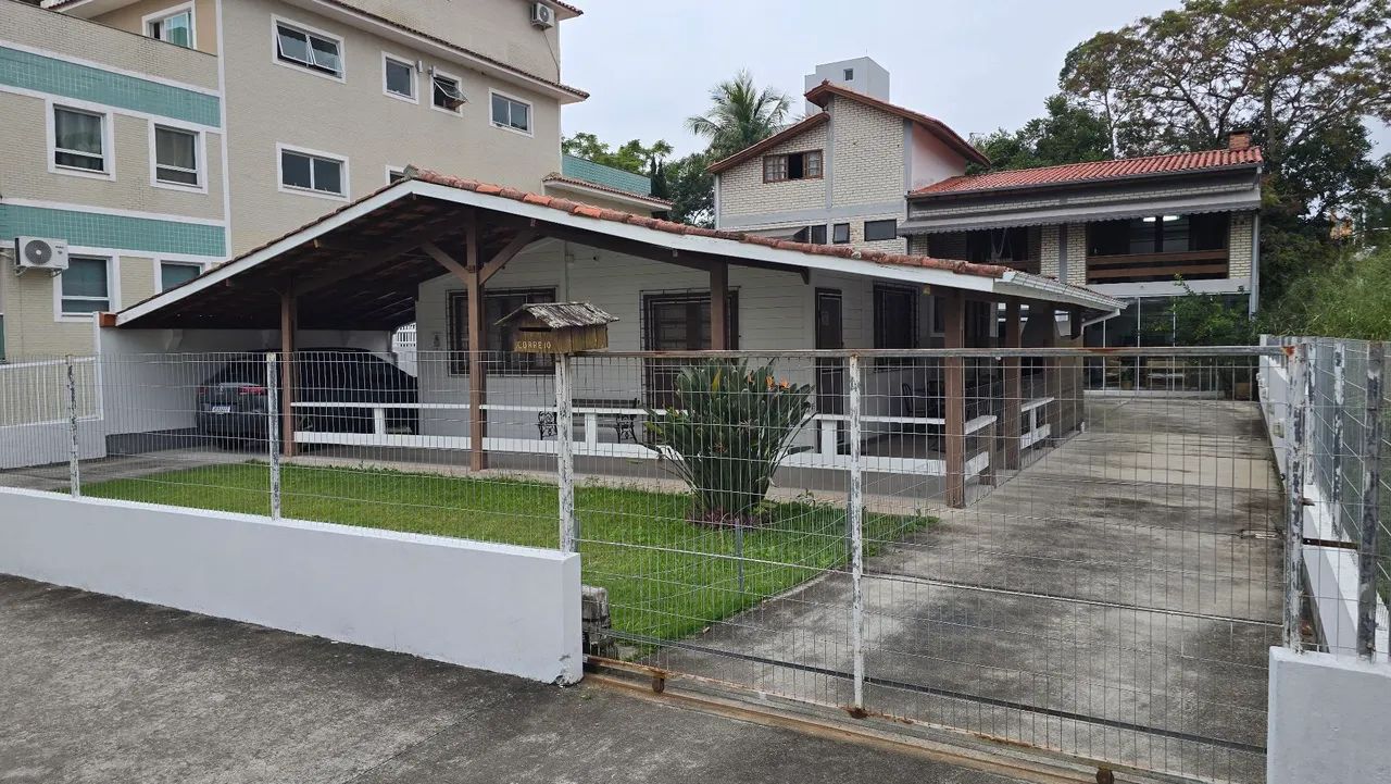 Casa de madeira para retirar do local.