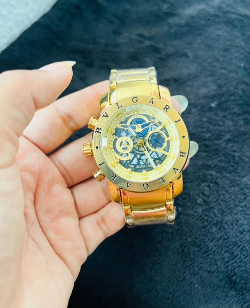 Bvlgari skeleton preto e fundo de vidro